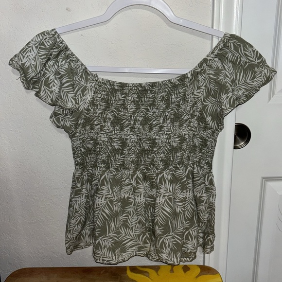 Cutesy Frilly Green Floral Top - Picture 2 of 4